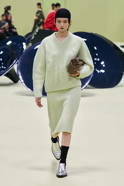 Look 64